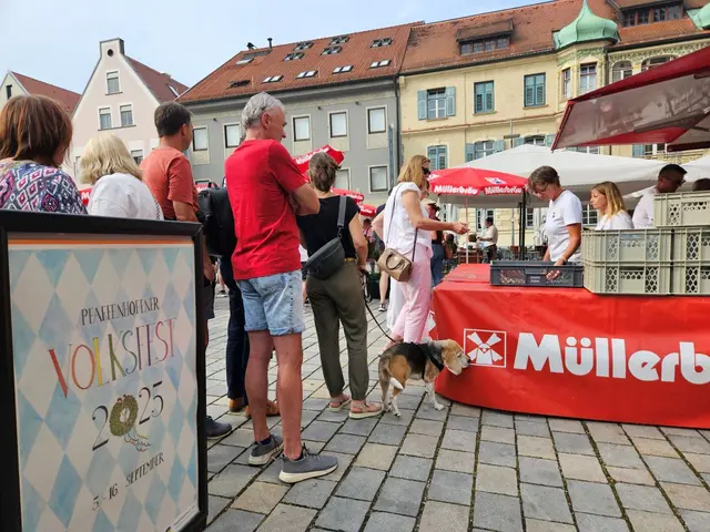 Die Besucherinnen und Besucher genossen Bio-Festbier und Bio-Brezen. | Foto: Stadtverwaltung Pfaffenhofen a. d. Ilm, Lena Schwärzli