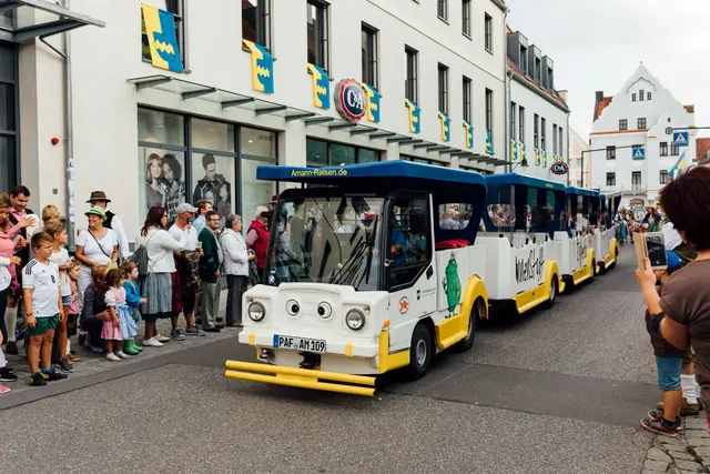 Der Innenstadt-Express ist auch zur Volksfest-Zeit wieder unterwegs.

 | Foto:  Lukas Sammetinger