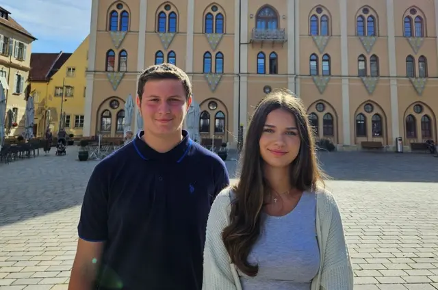 Die neuen Auszubildenden der Stadtverwaltung Pfaffenhofen
(v. l. n. r.: Maximilian Ziegler und Patricia Sykosch) 
 | Foto: Lilly Denz, Stadtverwaltung Pfaffenhofen a. d. Ilm