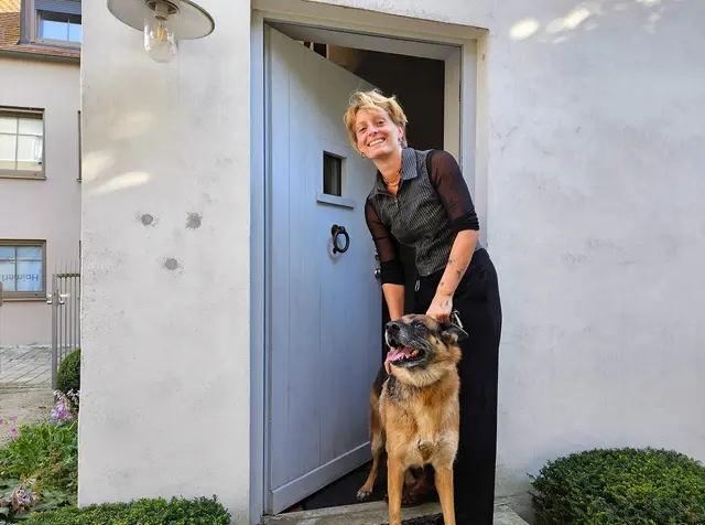 Paula van Well ist mit Hündin „Nena“ in den Flaschlturm eingezogen.  | Foto: Lena Schwärzli, Stadtverwaltung Pfaffenhofen a. d. Ilm