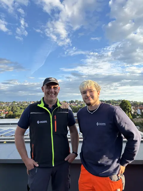 Auszubildender Luan Mehmeti (rechts) mit Ausbilder Peter Fink.  | Foto: Stadtwerke Pfaffenhofen