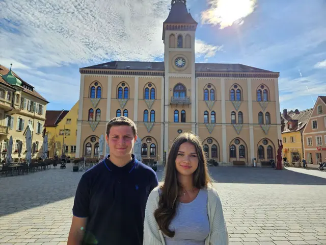 Die neuen Auszubildenden der Stadtverwaltung Pfaffenhofen
(v. l. n. r.: Maximilian Ziegler und Patricia Sykosch) 
 | Foto: Lilly Denz, Stadtverwaltung Pfaffenhofen a. d. Ilm