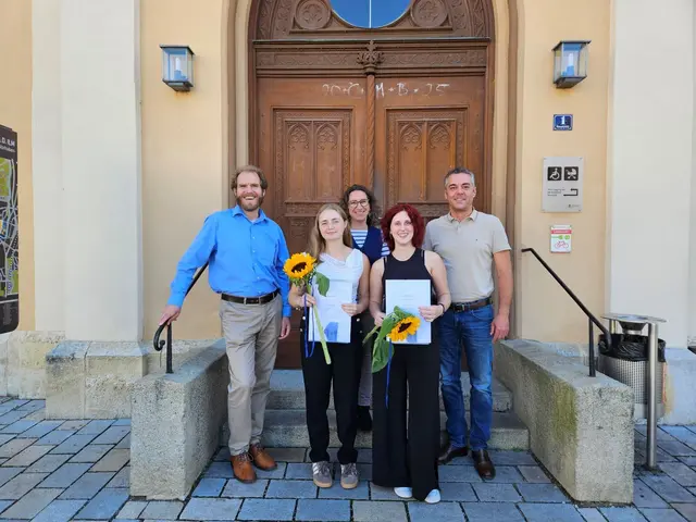 Die erfolgreichen Absolventen präsentieren stolz ihre Zeugnisse. 
(v. l. n. r.: Personalamtsleiter Jürgen Ostermeier, Absolventin Stefania Brutler, Ausbildungsleiterin Janine Köllner, Absolventin Julia Holzmayr und Bürgermeister Thomas Herker; abwesend: Julian Vikoler)
 | Foto: Lena Schwärzli, Stadtverwaltung Pfaffenhofen a. d. Ilm