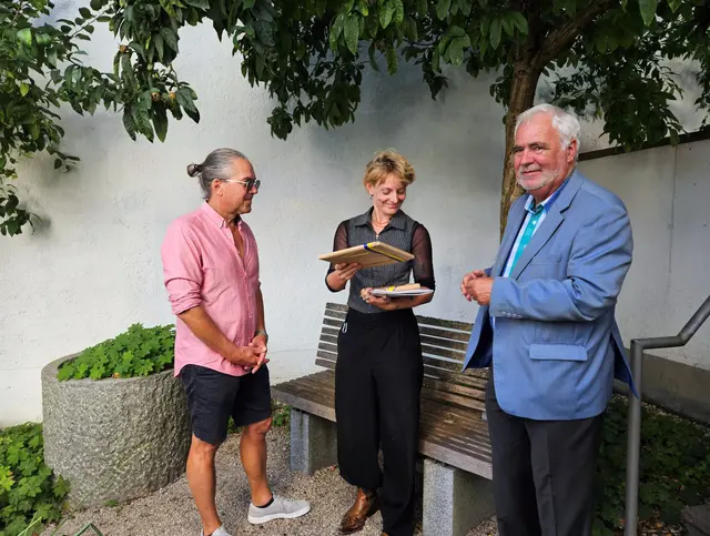 Kulturreferent Reinhard Haiplik und Steffen Kopetzky begrüßten Paula van Well am Flaschlturm. | Foto: Lena Schwärzli, Stadtverwaltung Pfaffenhofen a. d. Ilm