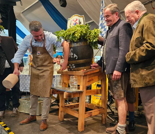 Bürgermeister Thomas Herker eröffnete mit drei Schlägen im großen Festzelt das 75. Volksfest. | Foto: Lilly Denz, Stadtverwaltung Pfaffenhofen a. d. Ilm