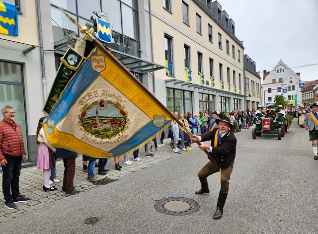 Zahlreiche Vereine und Organisationen nahmen am Festzug teil.
 | Foto: Lilly Denz, Stadtverwaltung Pfaffenhofen a. d. Ilm