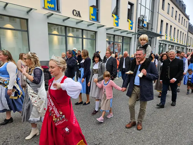 Die Ehrengäste beim Ausmarsch zum Volksfestplatz. | Foto: Lilly Denz, Stadtverwaltung Pfaffenhofen a. d. Ilm