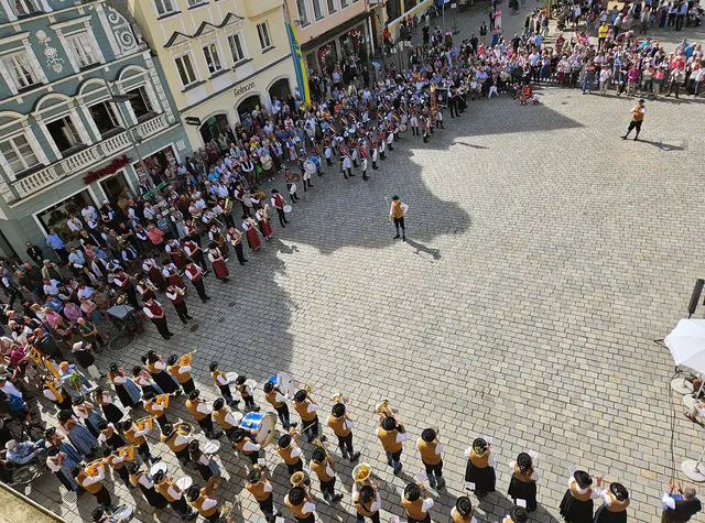 Neben der Blasmusik der Kapellen konnte das Publikum beim Standkonzert auch einen Auftritt der Goaßlschnoizer bestaunen. | Foto: Anja Lederer, Stadtverwaltung Pfaffenhofen a. d. Ilm