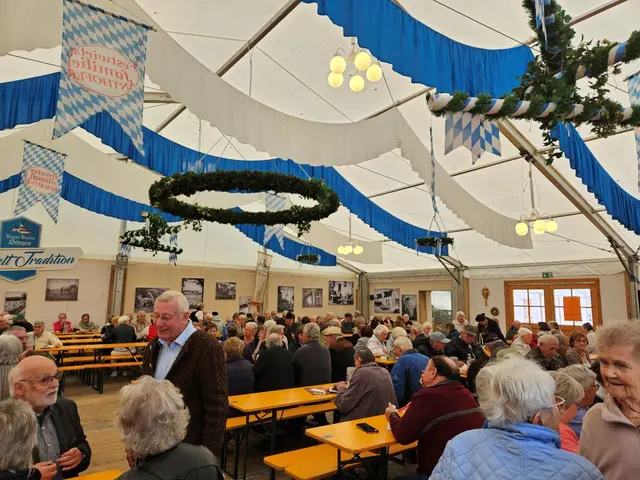 Gemütliches Beisammensein beim Seniorennachmittag – ein festlicher Tag auf dem Pfaffenhofener Volksfest. | Foto: Stadtverwaltung Pfaffenhofen a. d. Ilm)