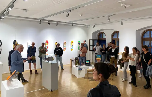Zahlreiche Interessierte kamen zur Vernissage der Skateboarding-Ausstellung.
 | Foto: Sebastian Daschner, Stadtverwaltung