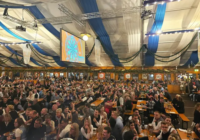 Mit Spannung verfolgten die Zuschauer die Dartturniere.  | Foto: © Lena Schwärzli, Stadtverwaltung Pfaffenhofen a. d. Ilm