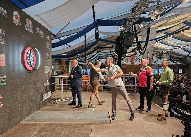 Landrat Gürtner und Bürgermeister Herker beim Doppelturnier mit den Profis.  | Foto: © Lena Schwärzli, Stadtverwaltung Pfaffenhofen a. d. Ilm