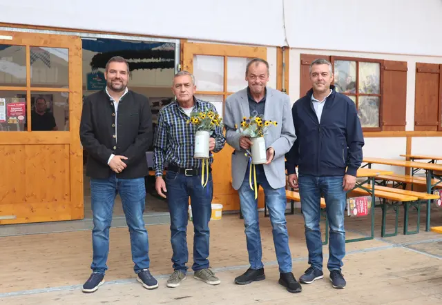 Ehrung für die langjährige Treue zum Volksfest Pfaffenhofen (v. l. n. r.): Volksfestreferent Richard Fischer, Armin Kreis, Wolfgang Beck und Bürgermeister Thomas Herker | Foto: Nadin Klier, Stadtverwaltung Pfaffenhofen a. d. Ilm