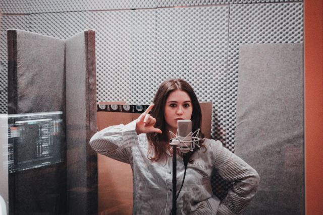 Emily Gruhle nimmt als Sängerin von „yuna“ selbst im Tonstudio LoFi im Utopia auf. | Foto: Stadtjugendpflege Pfaffenhofen