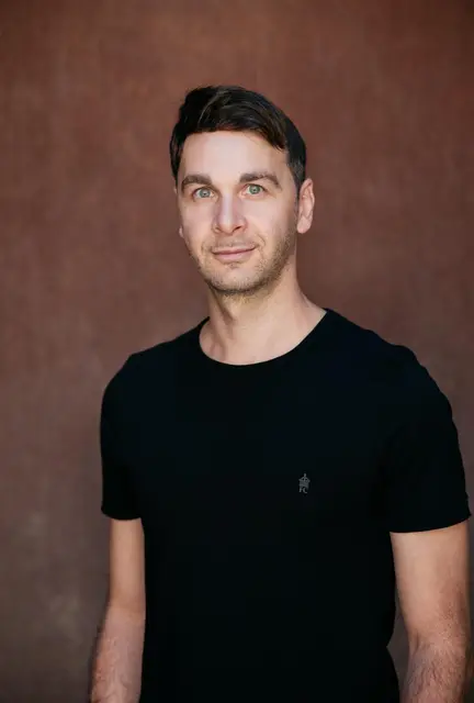 Pierre Jarawan eröffnet die Lesebühne mit einer multimedialen Lesung aus seinem neuen Roman Frau im Mond.  | Foto: © Maximilian Heinrich