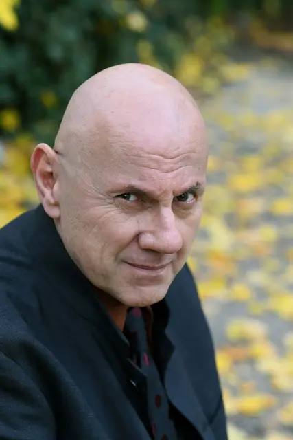 Seinen Thriller Kälter stellt Andreas Pflüger zusammen mit Moderator Steffen Kopetzky vor.  | Foto: © Susanne Schleyer