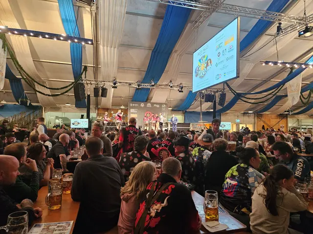 Beim Dartabend füllten Dart-Fans das große Festzelt um die Dart-Profis Glen Durrant und Rowby John Rodriguez in Aktion zu sehen.