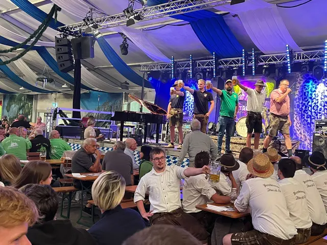 Das Maßkrug-Stemmen durfte beim Landkreis Vereinsabend nicht fehlen. 