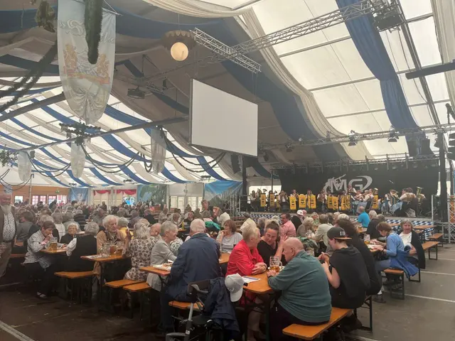 Die Seniorinnen und Senioren folgten trotz schlechtem Wetter der Einladung der Stadt zum Seniorennachmittag. 