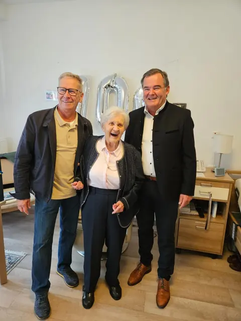 Zweiter Bürgermeister Roland Dörfler (links) und Landrat Albert Gürtner (rechts) besuchten Elisabeth Maier (Mitte) im Senioren- und Pflegeheim St. Franziskus zu ihrem 100. Geburtstag.  | Foto: Stadtverwaltung