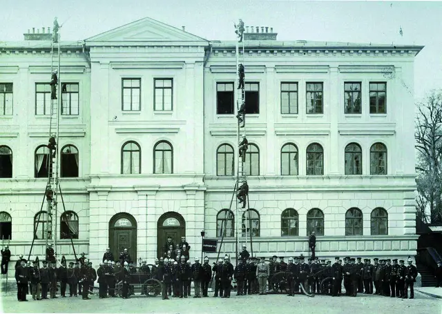 Die Feuerwehr präsentiert sich mit ihrer Ausrüstung vor der damaligen Mädchen- und Knabenschule (um 1890).  | Foto: Stadtarchiv Pfaffenhofen