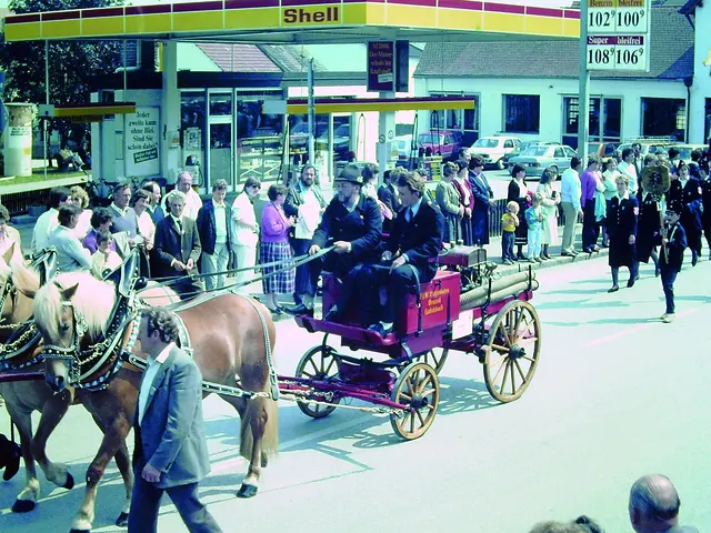 Auch kleinere Gemeinden wie Göbelsbach schafften sich in den 1920er-Jahren kleine Motorspritzen an (Festumzug 1987).  | Foto: Stadtarchiv Pfaffenhofen