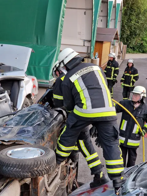 Regelmäßige Übungen garantieren, dass im Ernstfall jeder Handgriff sitzt – wie hier in Tegernbach | Foto: Freiwillige Feuerwehr Tegernbach