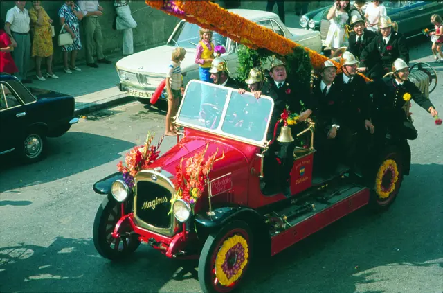 Die „oide Lies“ von 1922 mit Blumenschmuck beim Blumenkorso 1973  | Foto: Stadtarchiv Pfaffenhofen