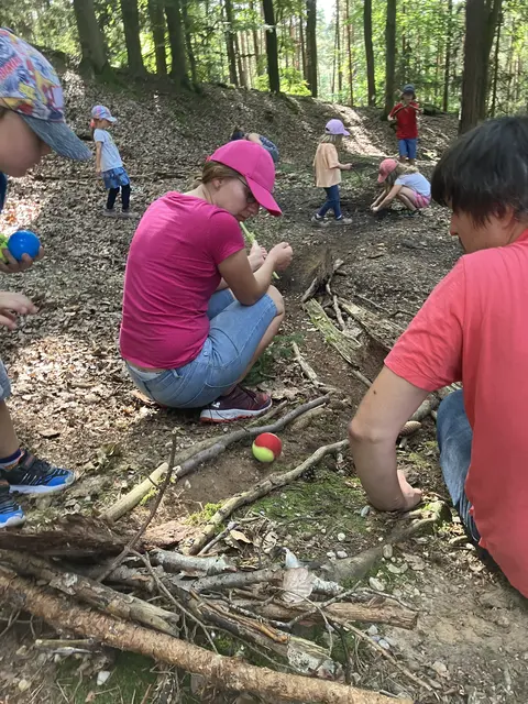 Sammeln von Naturmaterialien für die Waldkugelbahn | Foto: Simone Schuster