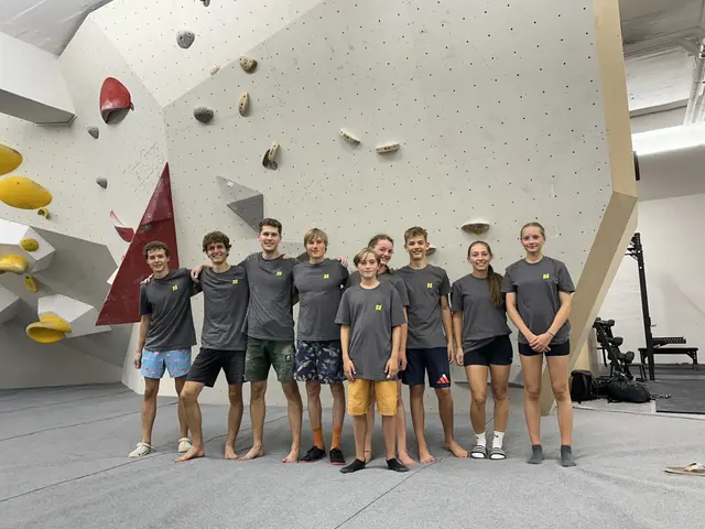 Leistungsgruppe DAV Pfaffenhofen-Asch mit Kletterprofi Alexander Megos (v.l.): 
Jonas Dreiocker, Jakob Schwarplys, Tobias Arndt, Alexander Megos, Vincent Steger (vorne), Felicitas Baumgarnter, Johannes Englbrecht, Susanne Ruther, Emilia Friedrich | Foto: Tobias Arndt