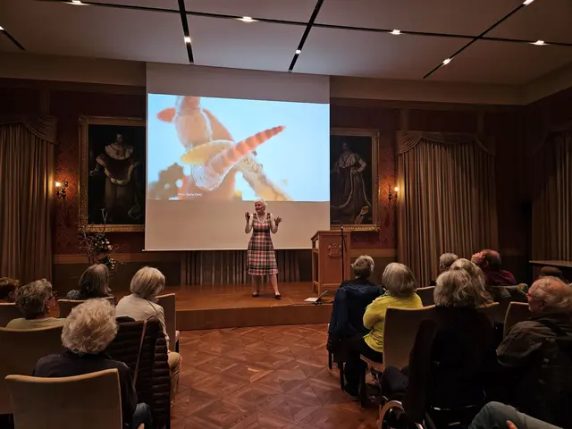 Der Regenwurm stand im Mittelpunkt des Schauspiels von Barbara Geiger.   | Foto: Lilly Denz, Stadtverwaltung