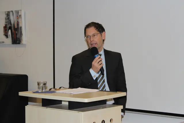 Beim Vortrag von Notar Wolfgang Grosser geht es um die rechtlichen Aspekte der Vermögensweitergabe.  | Foto: © Seniorenbüro