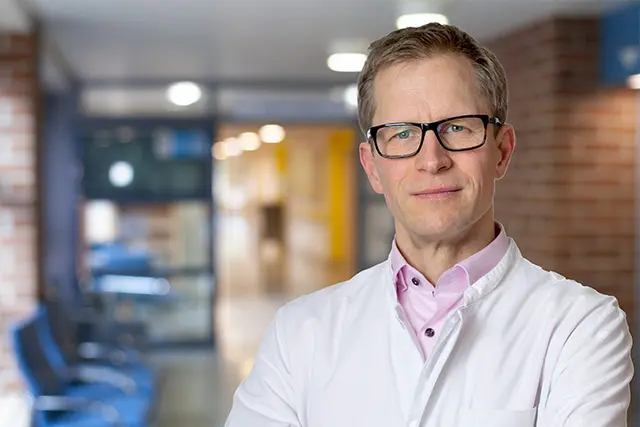 Dr. Grein, Chefarzt der Neurologie an der Ilmtalklinik, informiert zum Thema Schlaganfall.  | Foto: © Dr. Grein