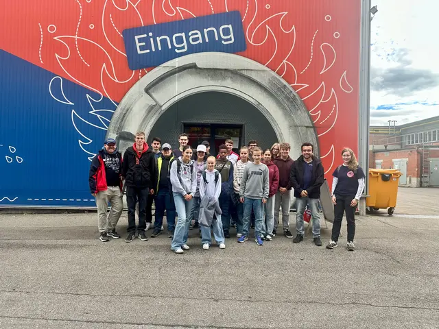 Gruppenfoto vom Ausflug in die Feuerwehrerlebniswelt Augsburg
