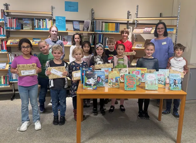 Die glücklichen Gewinner präsentieren die Preisbücher und ihre Geschenke | Foto: K. Weidinger
