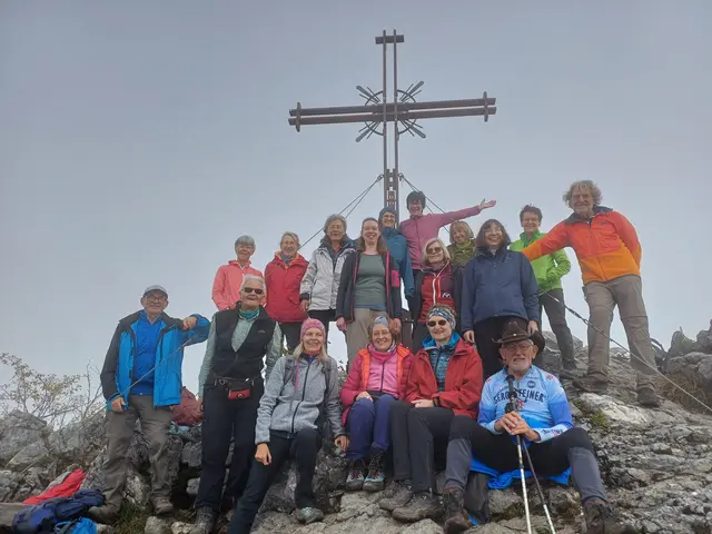 Teilnehmer trotz Nebel zufrieden am Gipfel | Foto: Ferdinand Schirmer