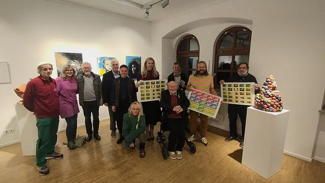 Die Künstlerinnen und Künstler mit Kulturreferent Haiplik, Manfred „Mensch“ Mayer und Hellmuth Inderwies.  | Foto: © Raphael Gerl, Stadtverwaltung Pfaffenhofen a. d. Ilm