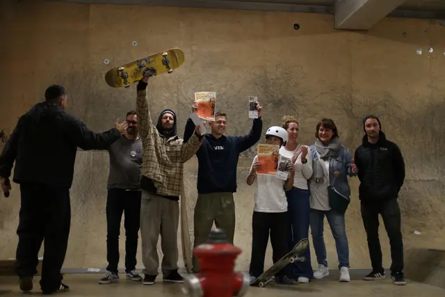 
Gewinner des Beatboard 2025 v.l.n.r.: Moderator OG Pav, Leiter Stadtjugendpflege Matthias Stadler, 2. Sieger Toby Albertross, Champion Andreas Süßbauer, 3. Sieger Jakob Rathgerer, Jugendreferentin des Stadtrats Julia Spitzenberger, Amtsleitung Familie und Soziales Kathrin Maier, Juror Chris Rieger.  | Foto: © Paul Pfeil/Stadtjugendpflege