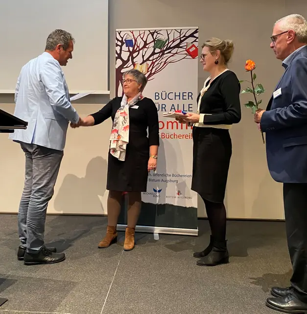 Monika Leisten bekam das Ehrenzeichen in Gold des Sankt Michaelbundes überreicht.  | Foto: Sankt Michaelsbund Augsburg)