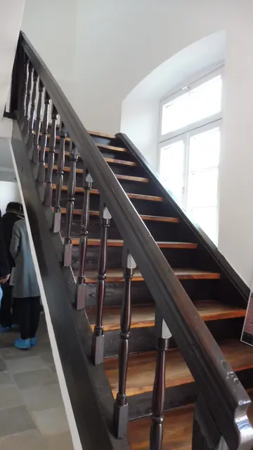 Über diese Treppe sind früher die Schüler gestürmt.