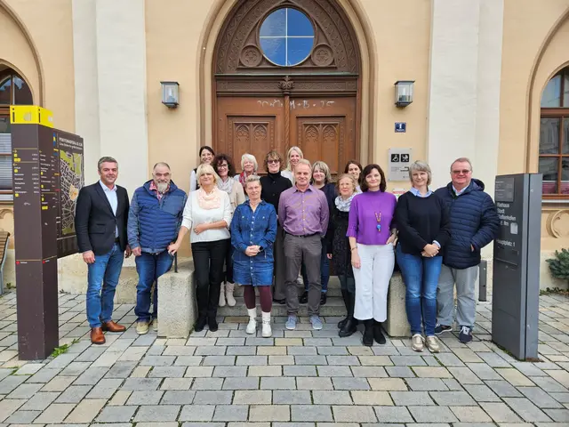 Die Dienstjubilare vor dem Rathaus (von links): Bürgermeister Thomas Herker, Martin Fahn, Personalratsvorsitzende Marion Friedl (hinten), Kerstin Lehmann (vorne), Elisabeth Kuntscher, Therese Becker, Yvonne Andreä-Diebold (vorne), Silke Gräser, stellvertretende Personalratsvorsitzende Katrin Cleemen, Bernhard Käser, Andrea Wiesbeck, Katharina Wolf, Andrea Beicht, Eva Kornas, Barbara Sandt, Max Penger
Nicht auf dem Foto: Veronika Maltan-Kleidorfer, Christoph Hörmann und Ursula Pichler 