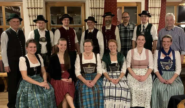 BU: Vordere Reihe von links: Stefanie Reisner (Kassier), Lisa Bündgens (stv. Jugendleiterin), Anna Felbermeir (1. Vorsitzende), Sabrina Hegenauer (stv. Jugendleiterin), Christina Huber (Jugendleiterin), Viktoria Zäch (Schriftführerin)
hintere Reihe von links: Hans Felbermeir (Ehrenvorstand), Josef Wolf (stv. Fähnrich), Tobias Jordan (Fähnrich), Manfred Reisner (stv. Fähnrich), Michael Kremmel (stv. Vorplattler), Wolfgang Kuplent (Revisor), Hansi Huber (Vorplattler), Hans Huber (stv. Fähnrich). Nicht auf dem Bild sind: Elisabeth Gollnhofer (2. Vorsitzende), Johannes Felbermeir (2. Kassier), Anton Preitsameter (stv. Vorplattler), Anita Hörner (2. Schriftführerin), Stefan Probst (Internetbeauftragter) und Johanna Reim (Revisor)