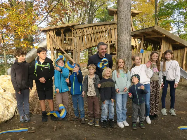 Die Kinder schnitten mit Thomas Herker das Band durch und eröffneten somit den Spielplatz offiziell.
