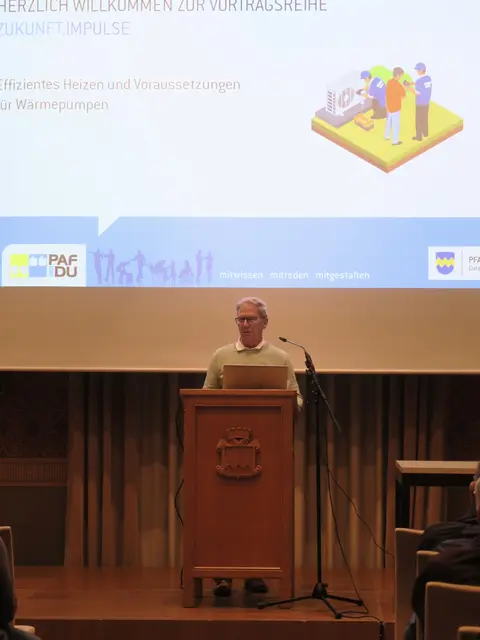 4.11.: Zweiter Bürgermeister Roland Dörfler führt in die Thematik des PAFundDu-Infoabends ein.  | Foto: Stadtverwaltung