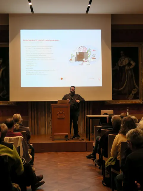 4.11.: Viel Wissen rund um Wärmepumpen vermittelte Josef Tyroller, Mitarbeiter Wolf GmbH. | Foto: Stadtverwaltung