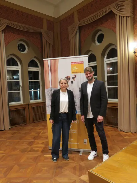 4.11.: Tipps zum Energiesparen gab es Petra Herzog, VerbraucherService Bayern, hier gemeinsam mit Thomas Hirschberger. | Foto: Stadtverwaltung