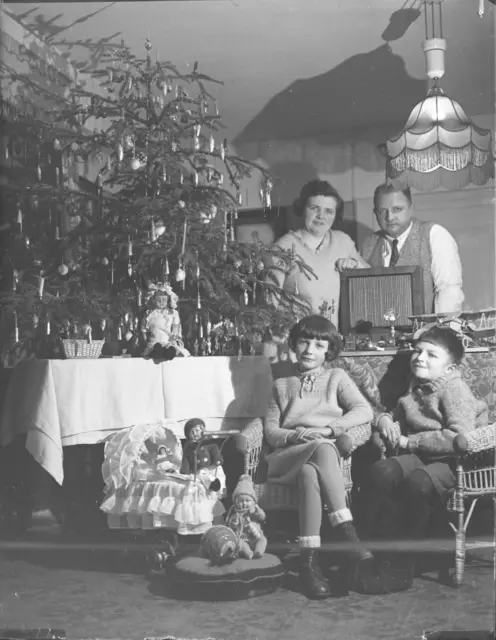 Weihnachtsbescherung mit Spielsachen, Radio und noch wenig Lametta (ca. 1928)  | Foto: Stadtarchiv Pfaffenhofen