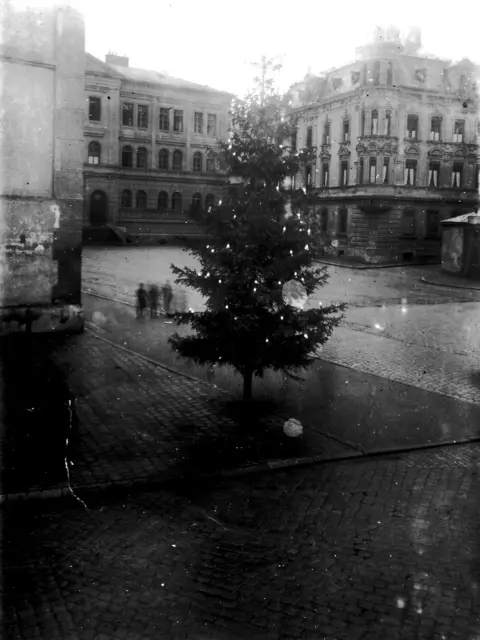 Der erste Christbaum mit elektrischer Beleuchtung wurde im Jahr 1929 aufgestellt.  | Foto: Stadtarchiv Pfaffenhofen