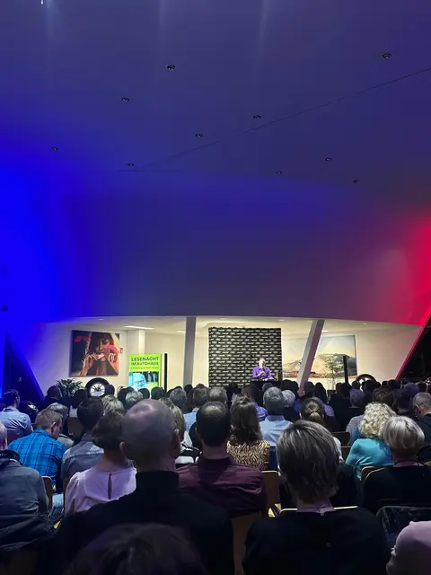 Peter Grandl las vor ausverkauftem Haus im Autohaus Stiglmayr aus seinem neuen Thriller "Reset".