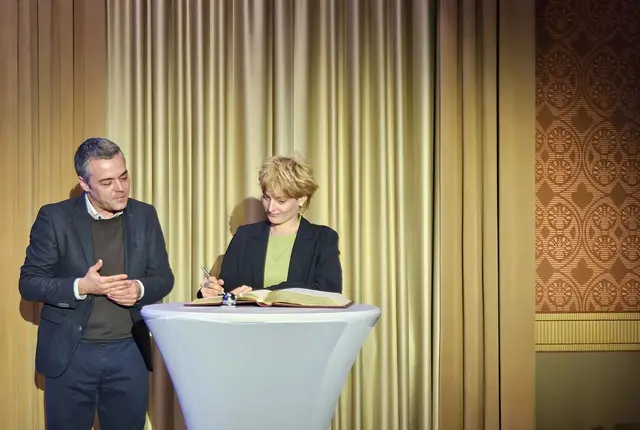  Paula van Well stellte den in Pfaffenhofen entstandenen Zwischenfall vor und trug sich danach ins Goldene Buch der Stadt ein. 